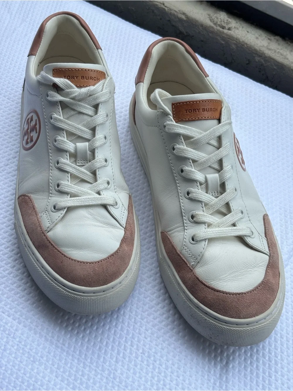 Tory Burch White and Blush Low-Top Logo Sneakers